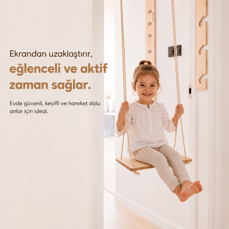 Ahşap salıncakta sallanan gülümseyen çocuk